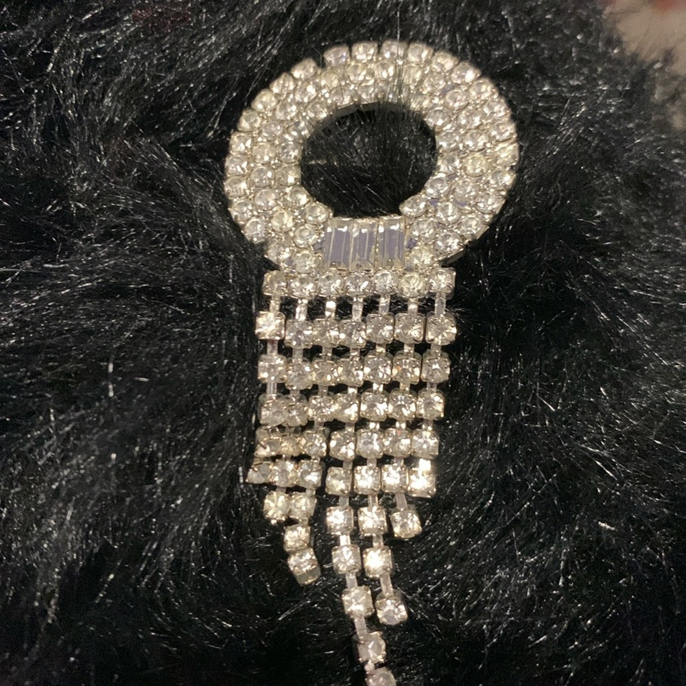 Beautiful, circular brooch with imitation diamonds very pretty